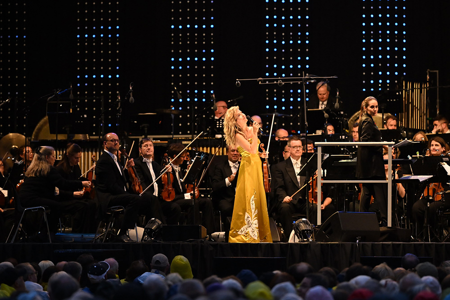 Anne-Sophie Mutter beim Konzert auf dem Linzer Domplatz 