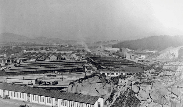 Das Konzentrationslager Gusen, wo in fünf Jahren etwa 35.000 Menschen zu Tode kamen, im Mai 1945.  
