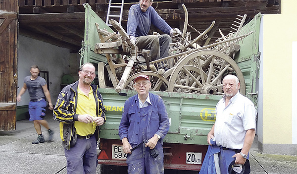 Einsammeln von alten Gegenständen. Robert Klausberger (Bild Mitte) und seine Kollegen kümmern sich in den Wochen vor dem Flohmarkt auch darum.    