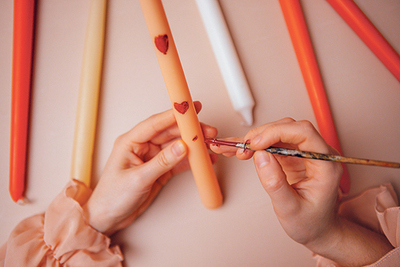 Die fertige Kerze kann nach Belieben verziert werden.     