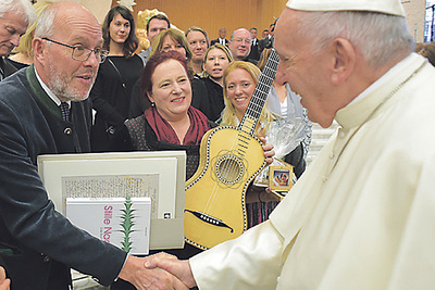 Stille-Nacht-Delegation bei Papst Franziskus.   