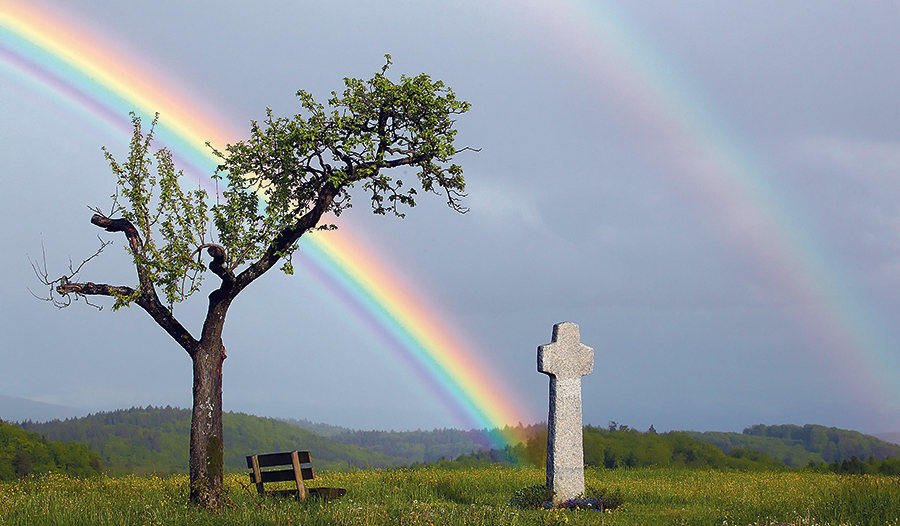 Wie ein Regenbogen nach dem Regen zeigt uns die Auferstehung von Jesus, dass nach Traurigkeit immer neues Leben und  Hoffnung kommt.