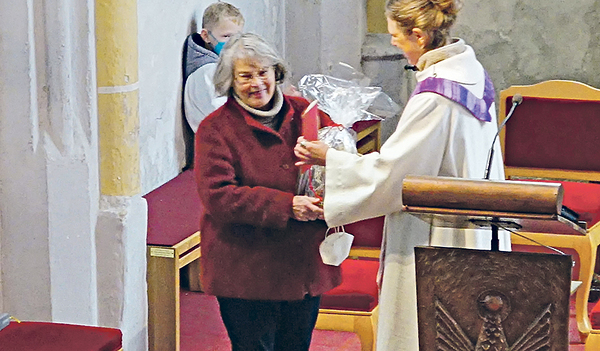 Gottesdienste leben vom gemeinsamen Feiern und davon, dass Menschen wie Roswitha Aigner sie sorgfältig und kreativ gestalten und leiten.