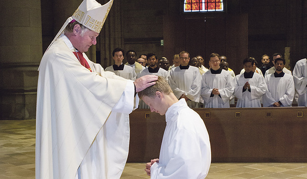 Johannes Hofer empfängt die Weihe zum Diakon durch Bischof Manfred Scheuer. 