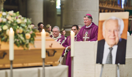 Bischof Manfred Scheuer würdigte Josef Ratzenböck als „Kümmerer für das gute Leben“.   