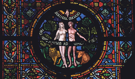 Die Erschaffung von Adam und Eva, Buntglasfenster in der Kirche Notre-Dame von Dinant, Belgien.   