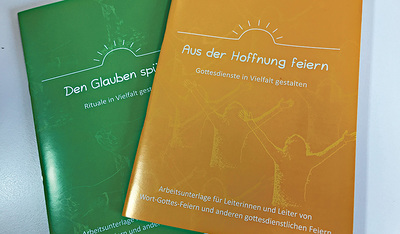 Behelf „Rituale in Vielfalt gestalten“, erhältlich im Behelfsdienst der Diözese Linz. Preis:  € 4,90