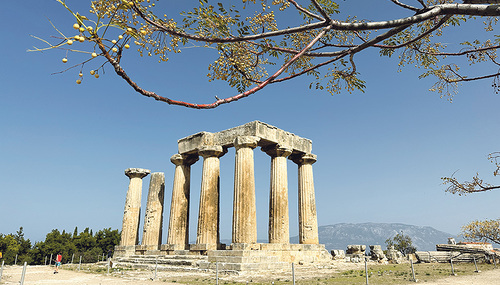Dem Bild vom untergegangenen Tempel setzt die Hl. Schrift Hoffnung und Auferstehung entgegen. (Tempel des Apollo, Korinth.)   