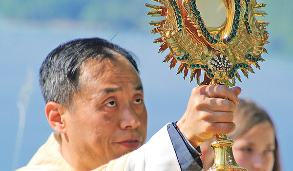 Mit der Pfarre Maria Attersee feierte Kaplan Johannes Feiyan Xu aus Mondsee den Fronleichnamsgottesdienst vor der Kirche mit einem herrlichen Blick auf den See.    