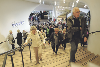 Über 2.000 Besucher/innen machen sich auf den Weg in den großen Konzertsaal der Elbphilharmonie. 