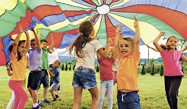 Spaß bei der Kinderparty mit dem bunten Schwungtuch. Dieses kommt bei vielen Festen immer wieder zum Einsatz.
