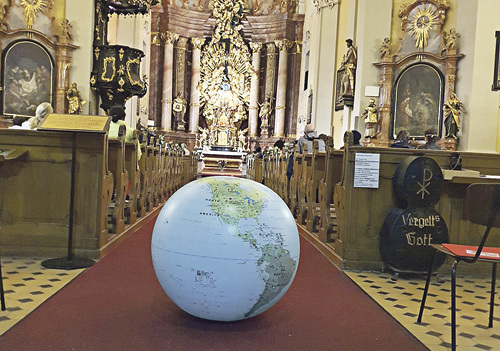 Ein Globus in der Basilika Pöstlingberg erinnert an die weltumspannende Kirche.   