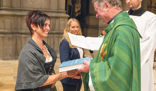 Sabina Eder, Dekanatsassistentin und Pastoralassistentin im Dekanat Ostermiething, erhielt wie alle Gesendeten Dekret und Bibel vom Bischof.   