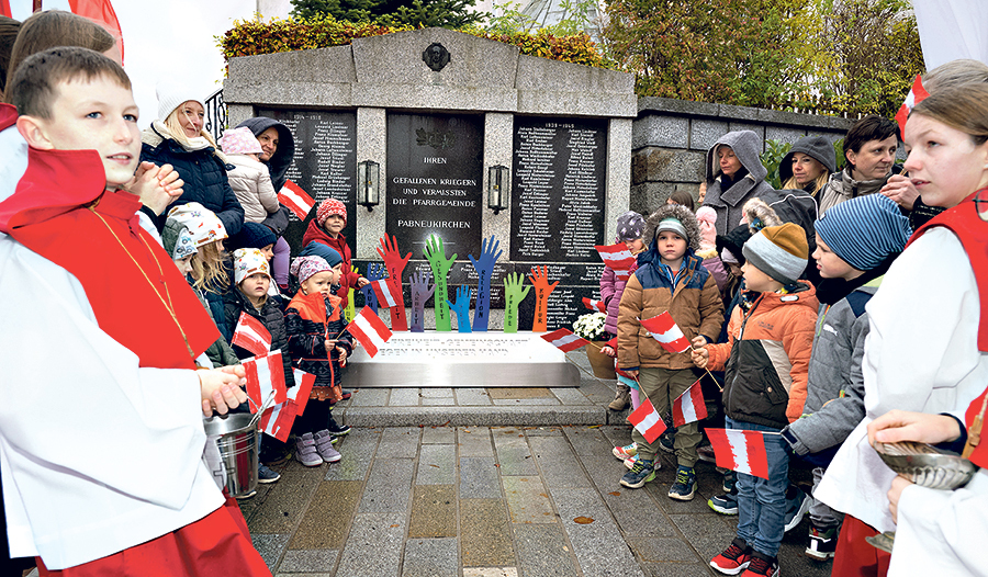 Eine Kinderschar vor dem neu errichteten, bunten Friedensdenkmal.    / Stonig Eine Kinderschar vor dem neu errichteten, bunten Friedensdenkmal.