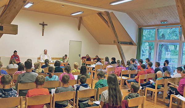 Pfarrer Wagner feiert die Messe mit den Jungscharkindern. 
