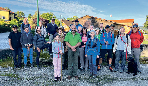 Die Pilgerschar mit Hund Boko   