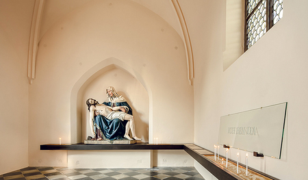 Am Friedhof einen Ort des Gedenkens finden: die renovierte und neu gestaltete Friedhofskapelle in Sierning ermöglicht dies allen Besucher:innen. Der Friedhof ist als pastoraler Ort wahrnehmbar.
