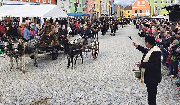 Pfarrer Alfred Wiesinger spendete beim Pferdemarkt den Segen.