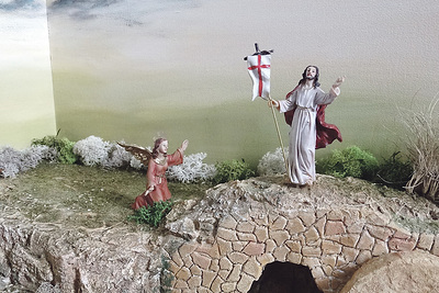 Der Auferstandene: Jesus mit dem Siegeszeichen und der Christusfahne