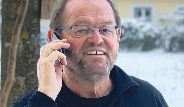 KA-Präsident Ferdinand Kaineder am Zuhör-Handy. 