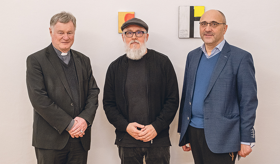 Bischof Manfred Scheuer, Künstler Heribert Friedl und Kurator Hubert Nitsch bei der Eröffnung im Festsaal des Bischofshofs.  