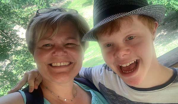 Margit Heimel mit ihrem jüngeren Sohn Alexander, der mit Downsyndrom geboren wurde. Alexander ist aus Leidenschaft Ministrant in Mauerkirchen.         