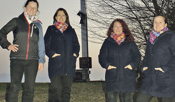 Irmi Irnberger (links am Foto) beim Friedenskreuz mit den Frauen der Singgruppe „Kablü“, die eine Kreuzwegstation gestalten wird.    