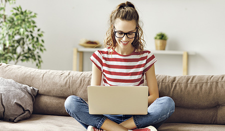 Jugendliche können im Internet die große Berufsmesse besuchen.