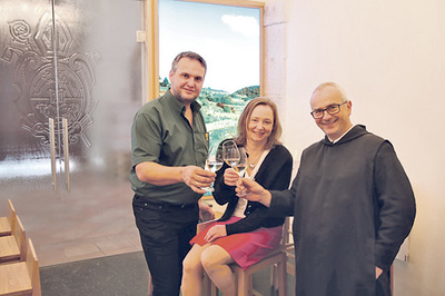 Kellermeister P. Siegfried Eder mit den Mitarbeiter/innen Ursula Achleitner und Bernhard Lanzl.   