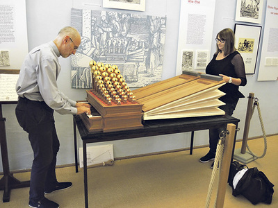 Kustos Harald R. Ehrl beeindruckte nicht nur durch sein Fachwissen, sondern auch mit seinem Orgelspiel am „Apfelregal“. 