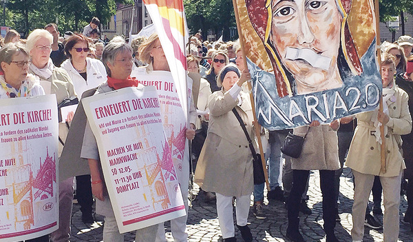 Verstärkt treten Frauen für ein Ja zur Weihe von Diakoninnen und Priesterinnen ein, wie hier im deutschen Münster.  