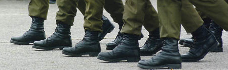 Angelobung beim oesterreichischen Bundesheer 

Bundesheerangelobung ,Milit?rangelobung, Militaerangelobung, Disziplin, streng, Ordnung, Haltung, Soldaten,  Gemeinschaft, Linie, Gleichheit, gleich, Schuhe, Stiefel, Gleichschritt, einheitlich, Gleichhe
