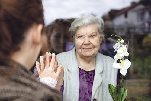 Die Einschränkung sozialer Kontakte traf und trifft vor allem ältere Personen.