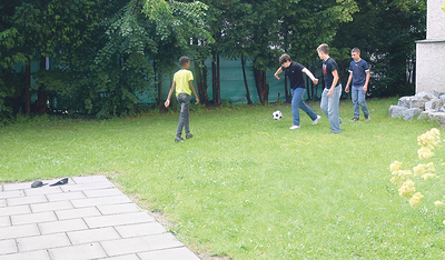 Nach dem Lernen wird noch gemeinsam Fußball gespielt.