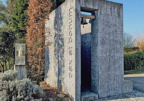 Der Standort des Bauwerkes befindet sich auf einem privaten Grundstück in der Nähe der Pfarrkirche Arbing, westlich des Friedhofs.