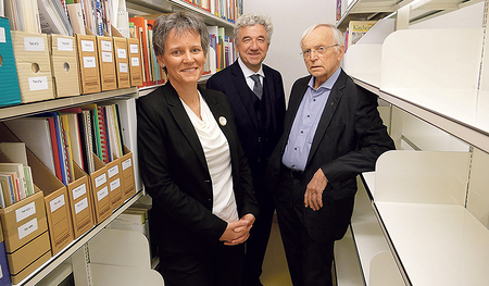 Der Wiener Pastoraltheologe Paul. M. Zulehner (rechts) vor den 32 Regal-Laufmetern, die sein „Vorlass“ einnimmt und der in der Bibliothek der KU Linz zugänglich gemacht wird: mit KU-Rektor Michael Fuchs (Mitte) und Vizerektorin Klara Csiszar.      