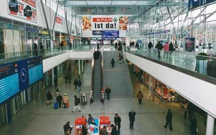 Bahn, Bahnhof, Schienen, Geleise, Holz, Eisen, Zug, Bahnstation, L?wen, Abteil, Umbau, Abriss, Neubau, Waggons, Waggon, Fahrkarte, Schalter, Eingang, Bahnhofshalle, Zuggarnitur, Geb?ude, Menschen, Abfahrt, Ankunft, Schwellen, Bundesbahnen, ?BB, Absch