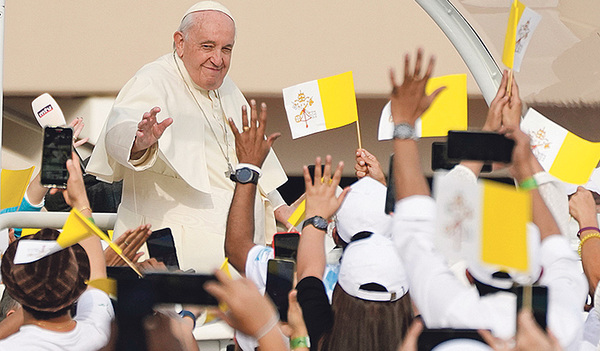 or Beginn der Messe mit 28.000 Gläubigen im Nationalstadion in Riffa/Bahrain fuhr Papst Franziskus mit dem Papamobil durch das Stadion.