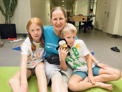 Sandra Schlager ist seit 15 Jahren pädagogische Referentin der kfb OÖ. Die Montessoripädagogin und Elternbildnerin  leitet heuer die neunte Mutter-Kind-Woche. Im Bild mit Tochter Amelie und Sohn Sebastian auf einer Mutter-Kind-Woche. 