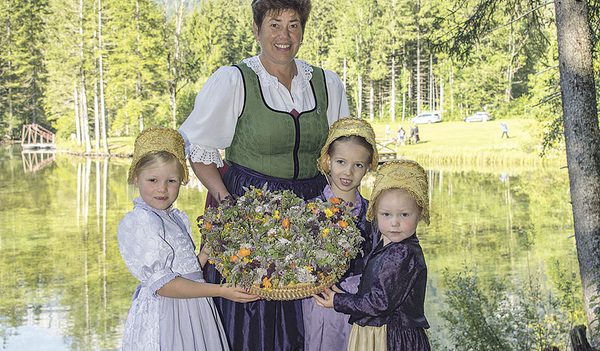 Messe und Kräuterweihe am romantischen Schieder­weiher