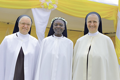 Schwester Maria Veronica Nakato (Bild Mitte) legte die Profess auf Lebenszeit in Uganda ab. Links: Generalvikarin Sr. Margret Grill, rechts: Generaloberin Sr. Michaela Pfeiffer-Vogl. 