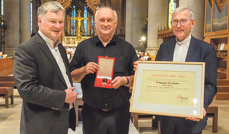 Silvesterorden für Domorganist Wolfgang Kreuzhuber (Mitte),  überreicht durch Bischof Manfred Scheuer (links) und Bischofsvikar Johann Hintermaier. 