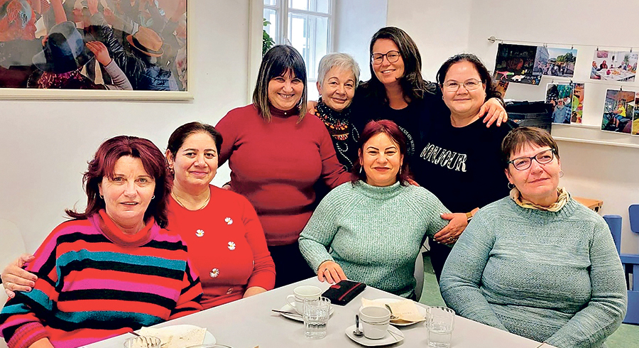Zeit für seltene Abwechslung und Austausch untereinander ist im Betreuer:innen-Café, hier in Braunau. Mit am Bild Betriebsseelsorgerin Susanne Lew (stehend 3. v. li). 