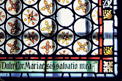 Gemälde mit Schadstellen, kostbares Glasfenster: In den Praxismodulen werden Fallbeispiele besprochen und Tipps für adäquate Pflege gegeben.   