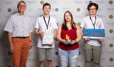 Die „Bienenretter“ der HLUW Yspertal gewannen beim Jugend Innovativ-Bundesfinale: Diplomarbeitsbetreuer Gunter Gortan, Markus Bollwein, Jasmin Schalli und Lorenz Hinterplattner (von links). Das Mittel SP50 regt die Bienen zum heilsamen Großputz an. 