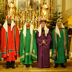 Seit vielen Jahren unterstützt eine Erwachsenengruppe des Männergesangverein-Liedertafel Naarn die Sternsingeraktion der Jungschar. 