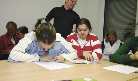 Seminar f?r Klienten der Gesch?tzten Werkst?tte ARTEGRA, Altenfelden, Nationalratswahl, v. l. n. r.: Seminarleiter Franziska, Christopher Frank, Nazle