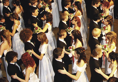 Balleroeffnung [ (c) www.BilderBox.com, Erwin Wodicka, Siedlerzeile 3, A-4062 Thening, Tel. + 43 676 5103678.Verwendung nur gegen HONORAR, BELEG,URHEBERVERMERK und den AGBs auf bilderbox.com](in an im auf aus als and beim mit einer einem eines * & de