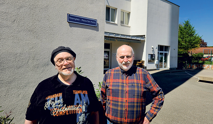 Treffen zweier Freunde: Franz Zeiger (links) und Hubertus Lürbke auf dem „Petersplatz“ der Pfarrgemeinde in Linz-Spallerhof.   