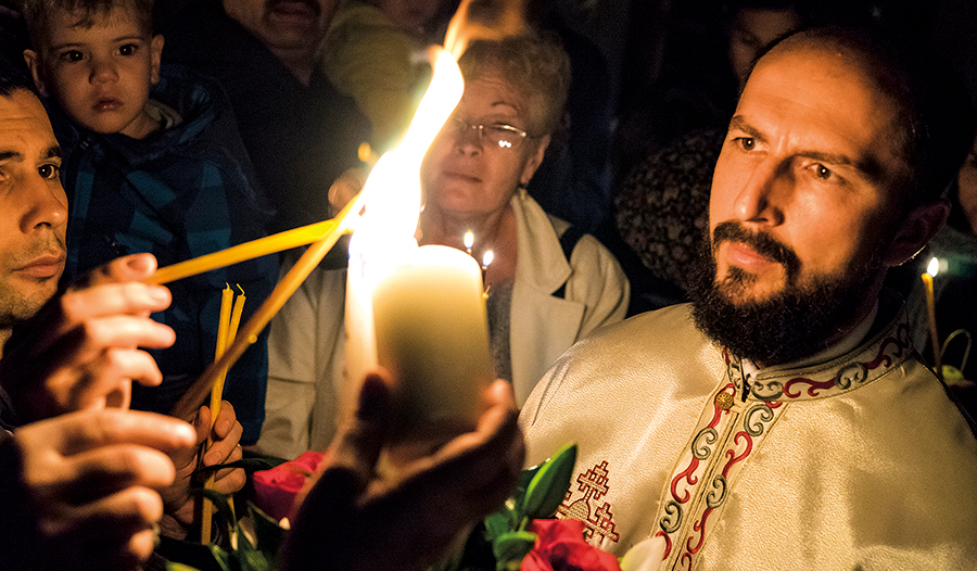 In der orthodoxen Tradition beginnt die Osternachtfeier um Mitternacht und dauert bis in die frühen Morgenstunden. Das Licht der Osterkerze ist – ähnlich wie in der römisch-katholischen Kirche – ein starkes Symbol von vielen.